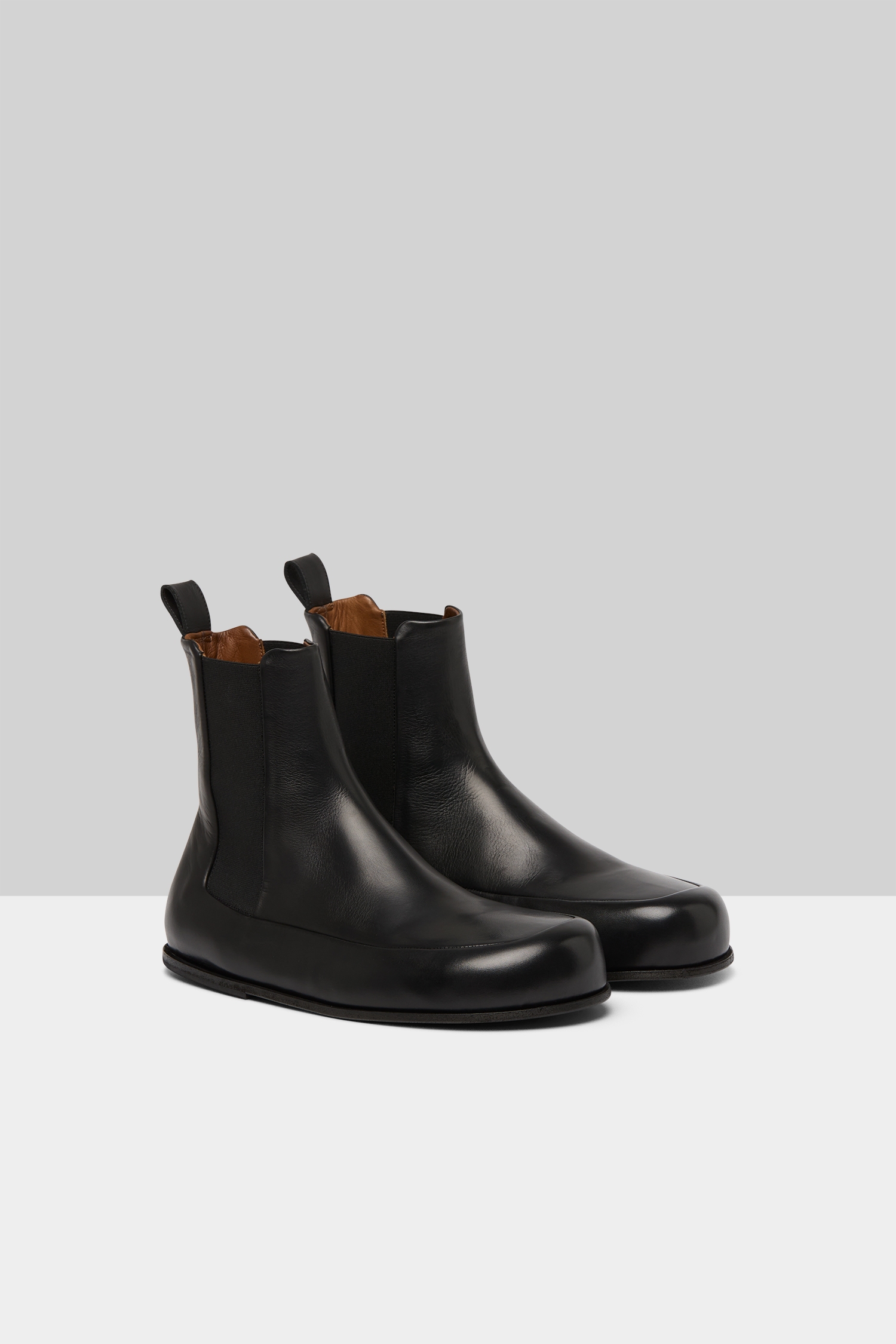 Accomoda Black Leather Chelsea Boots