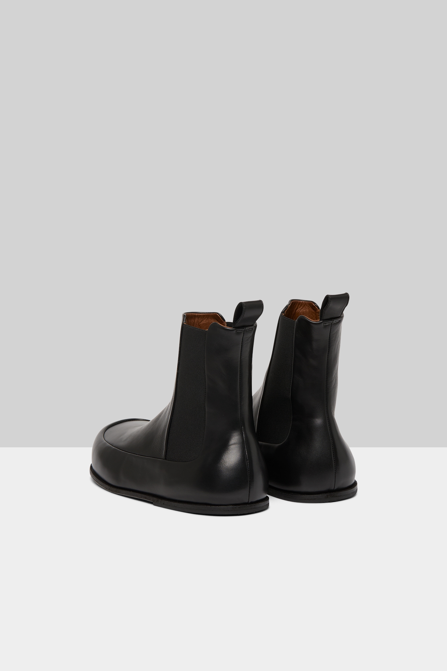 Accomoda Black Leather Chelsea Boots