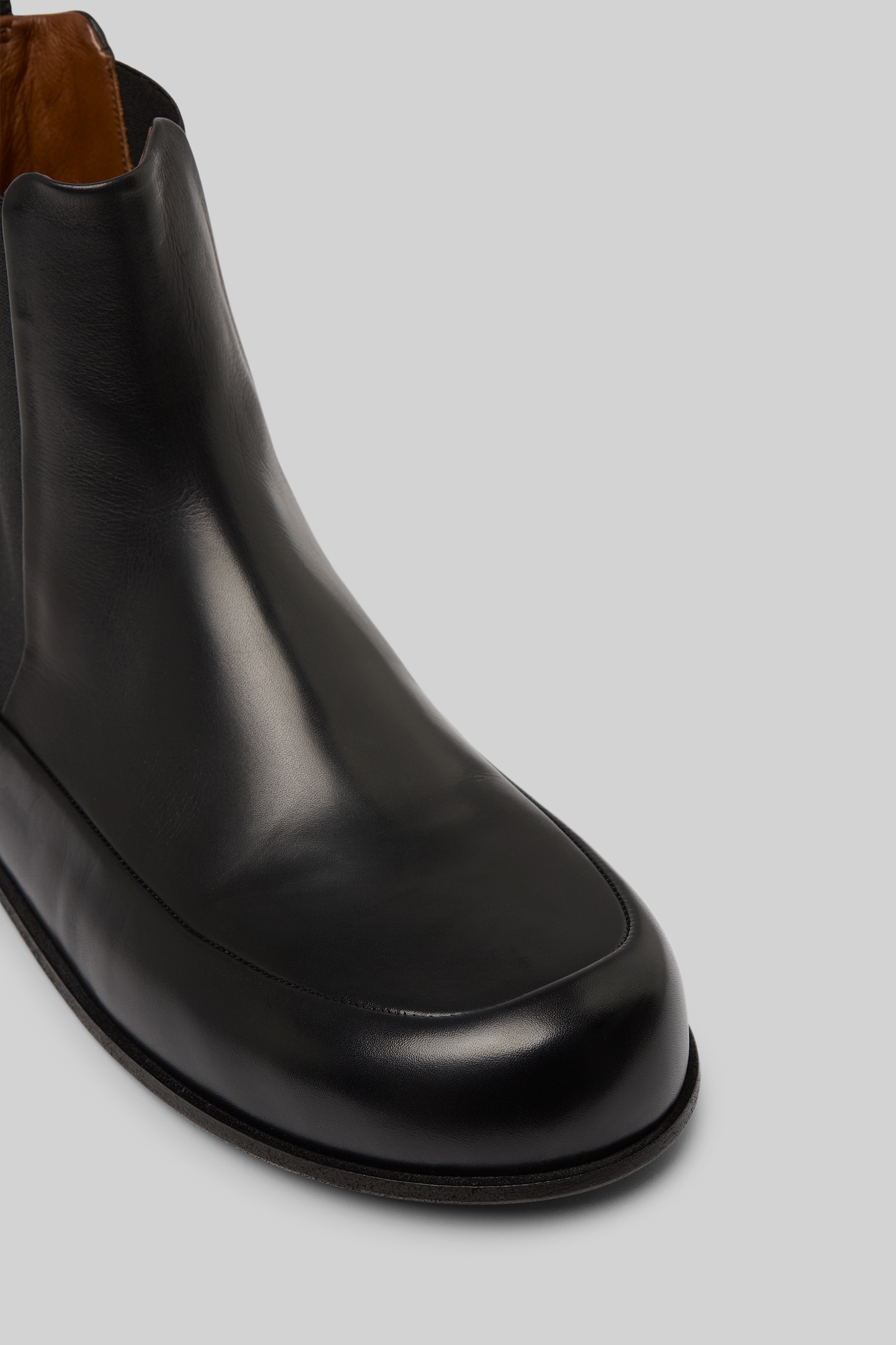 Accomoda Black Leather Chelsea Boots