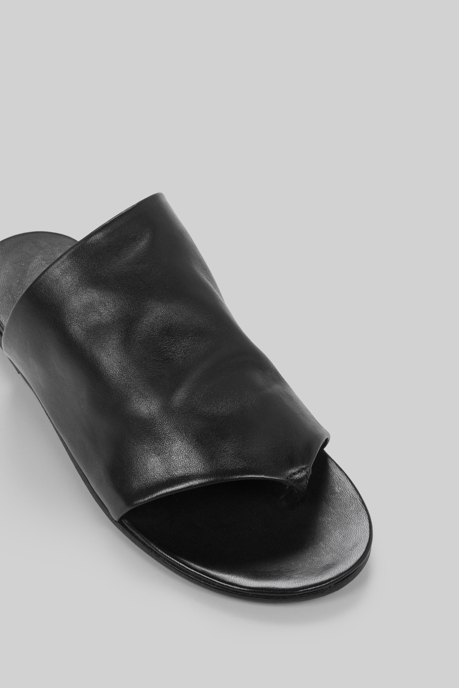 Arsella Black Leather Thong Sandals