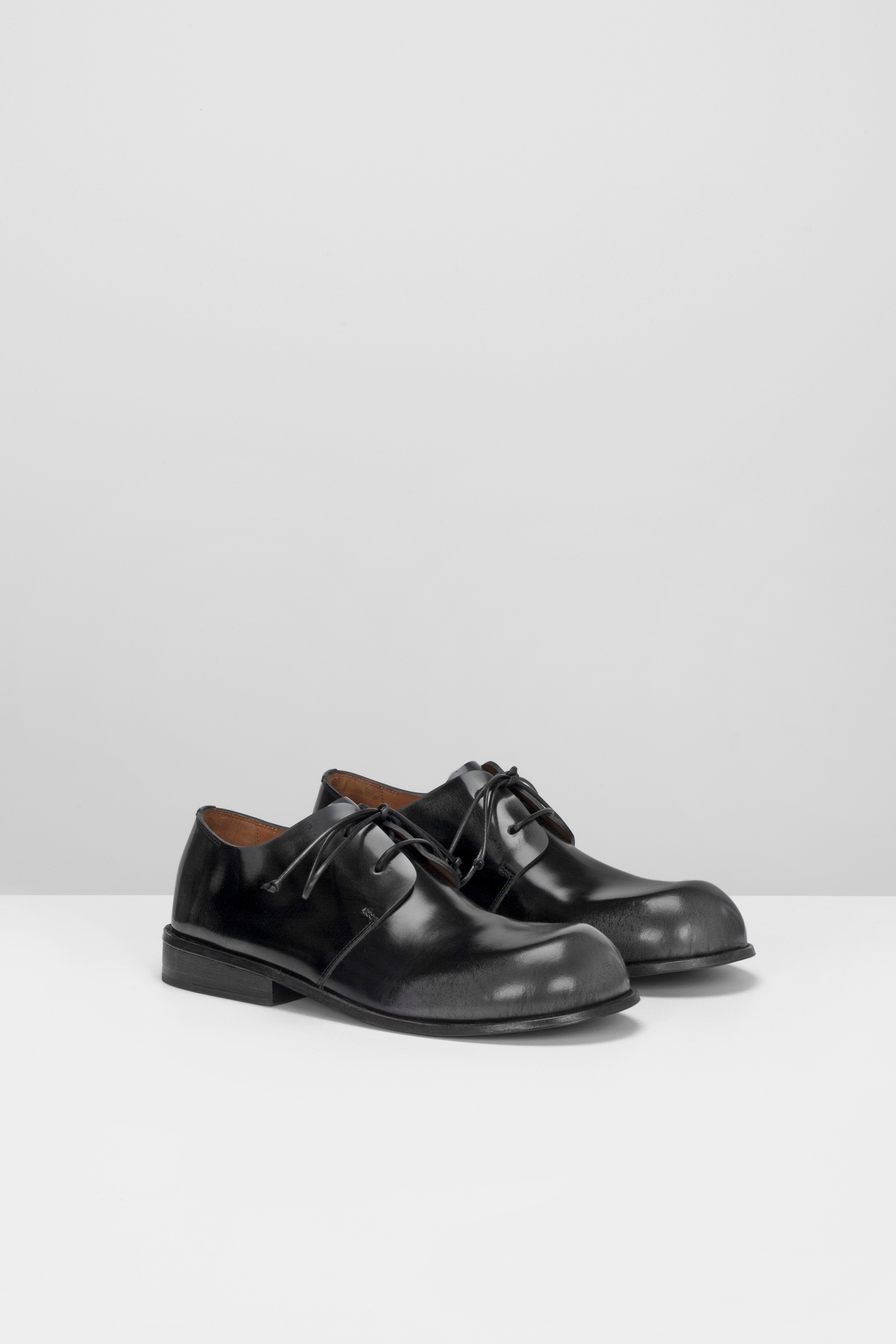 Muso Derby Black Lead